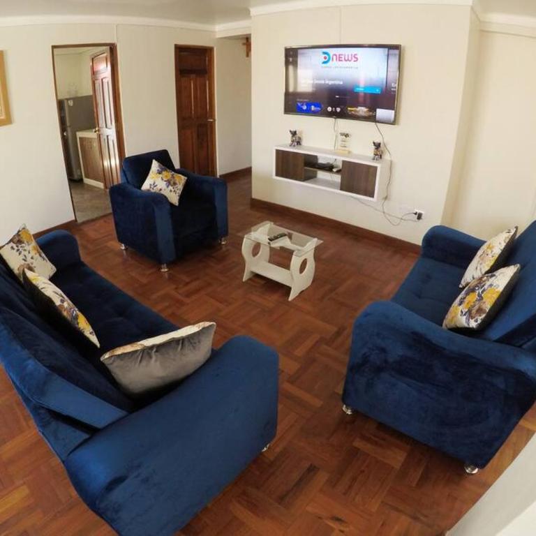 Centric & cozy apartment with Garage - Three-Bedroom Apartment - 1