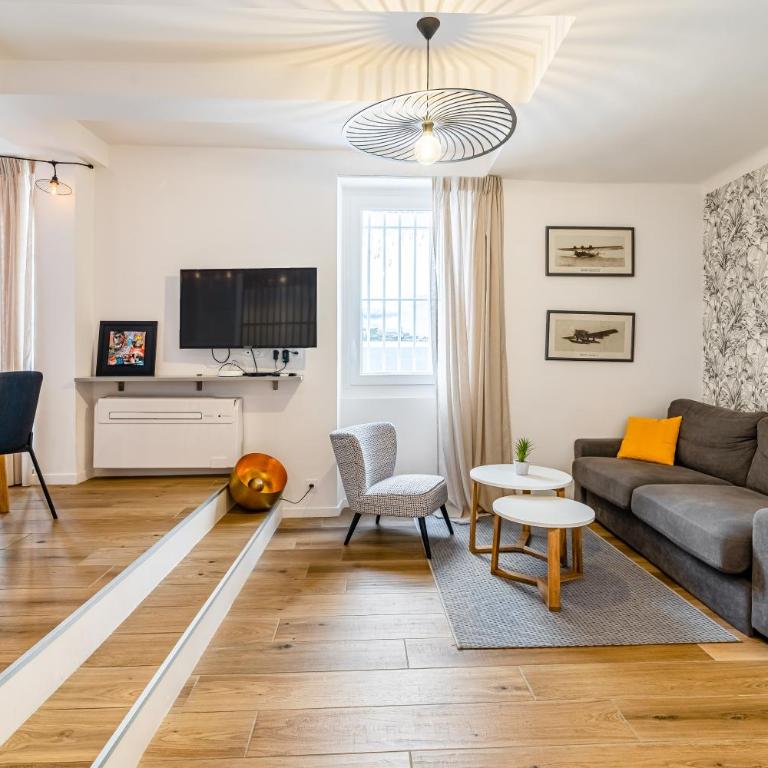 Plein centre avec "PARKING PRIVE" - Appartement 1 Chambre - 3
