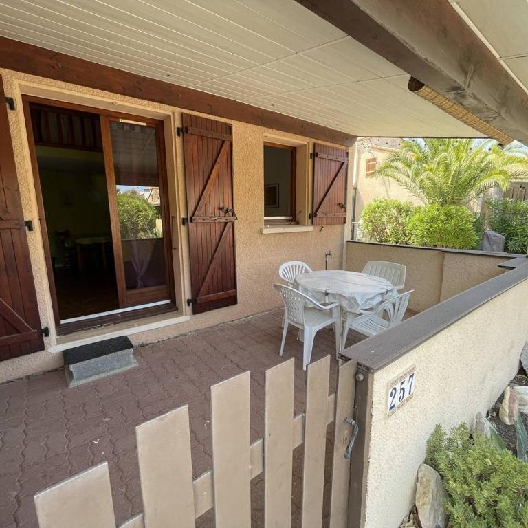 Charmant pavillon 2 pièces + mezzanine, 5 couchages, proche plage, terrasse, parking, animaux admis - FR-1-106-93 - Villa - 4