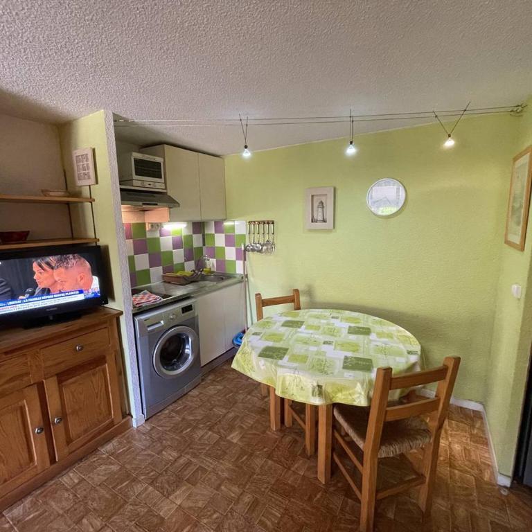 Charmant pavillon 2 pièces + mezzanine, 5 couchages, proche plage, terrasse, parking, animaux admis - FR-1-106-93 - Villa - 5