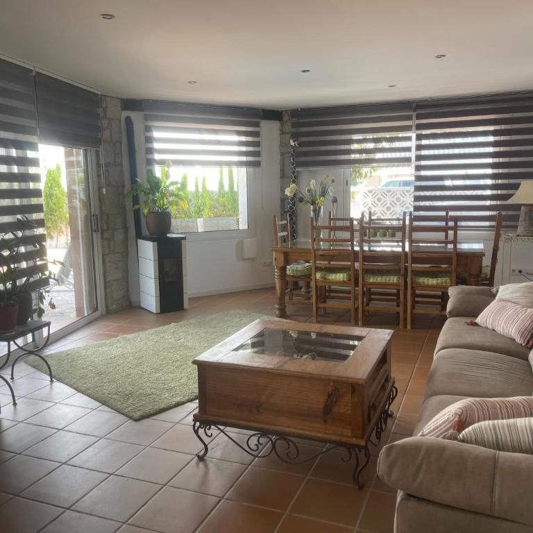 Casa Requesens, freiligendes Ferienhaus, komplett erschlossen - Casa de 3 dormitorios - 9