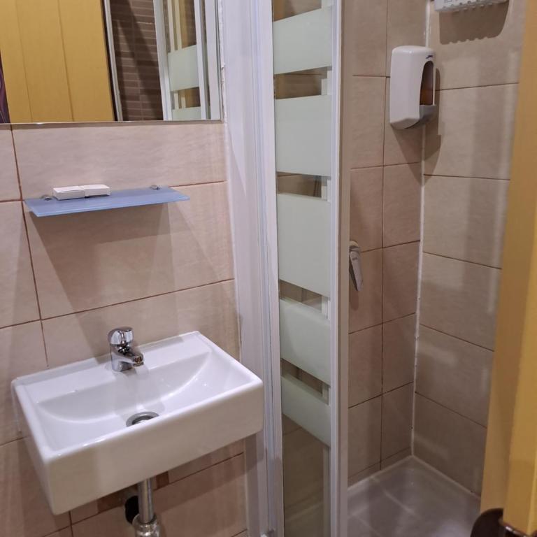 Hostal Abel Victoriano - Budget Twin Room - 10