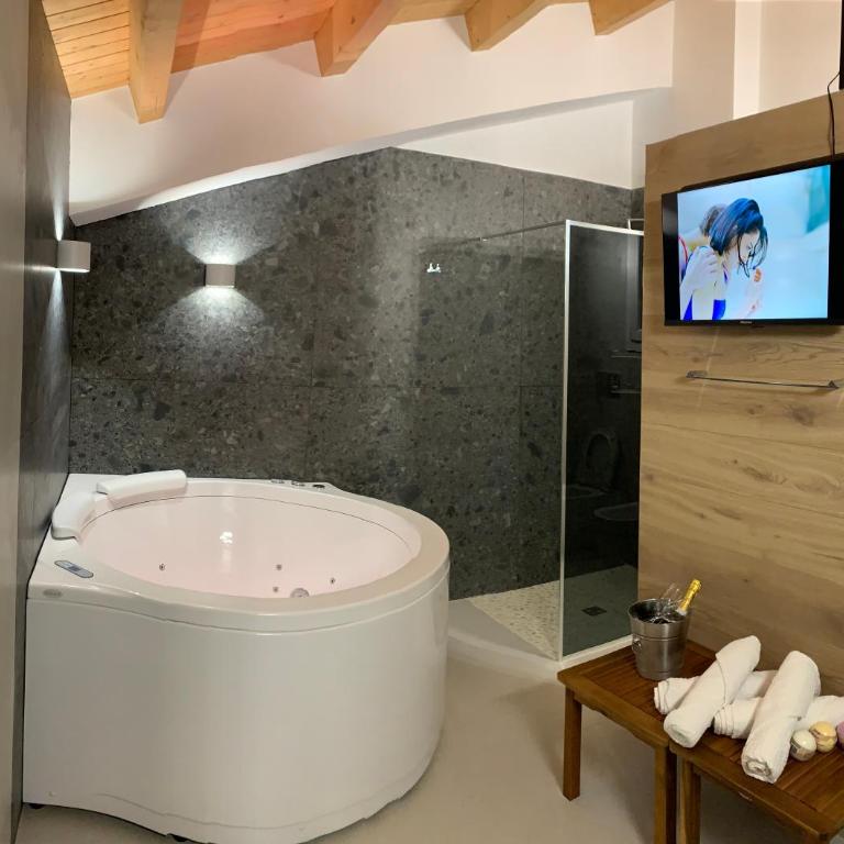 LA MAIOLICA - Zimmer mit Kingsize-Bett und Whirlpool - 5