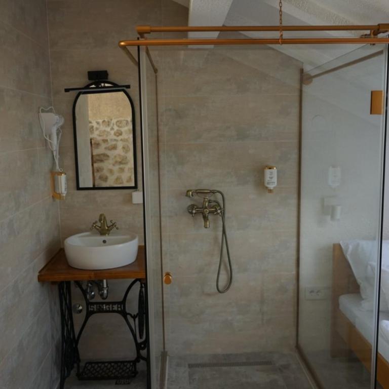 Hotel Restoran Humsko - Deluks Dvokrevetna Soba sa Bračnim Krevetom i Balkonom - 8