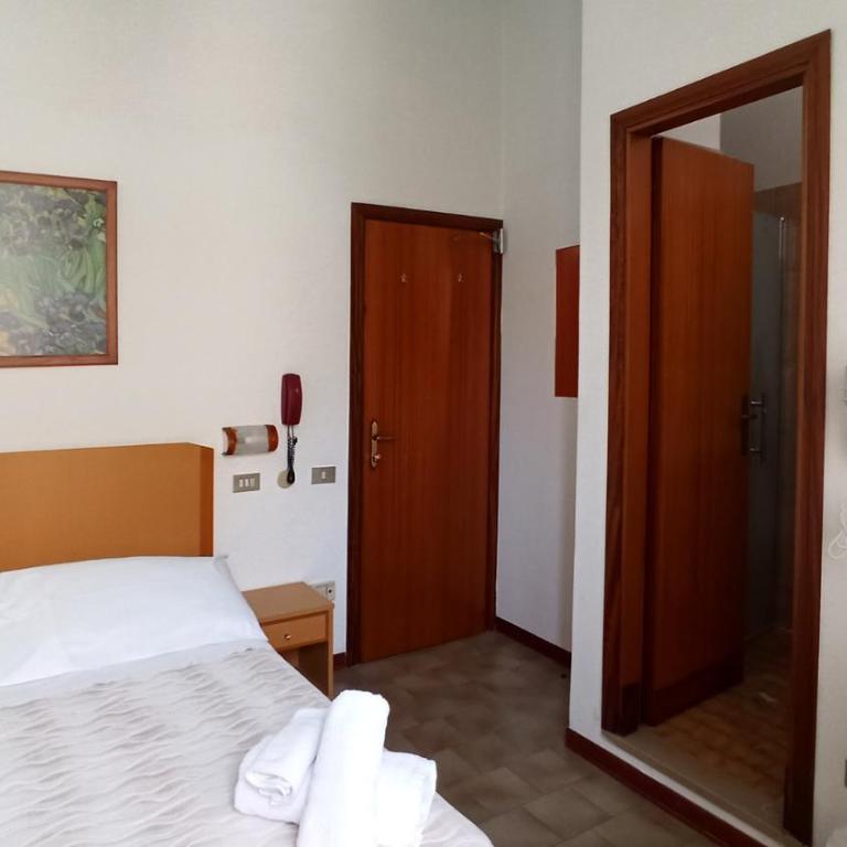 Hotel La Caravella - Camera Matrimoniale/Doppia con Letti Singoli con Vista Mare - 1