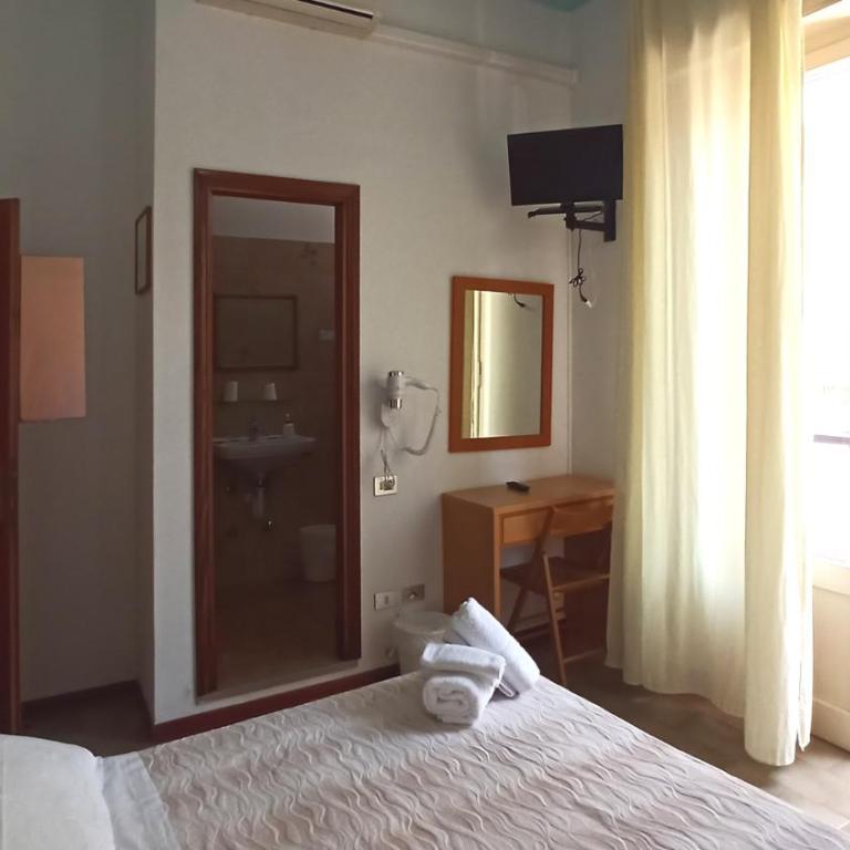 Hotel La Caravella - Camera Matrimoniale/Doppia con Letti Singoli con Vista Mare - 3