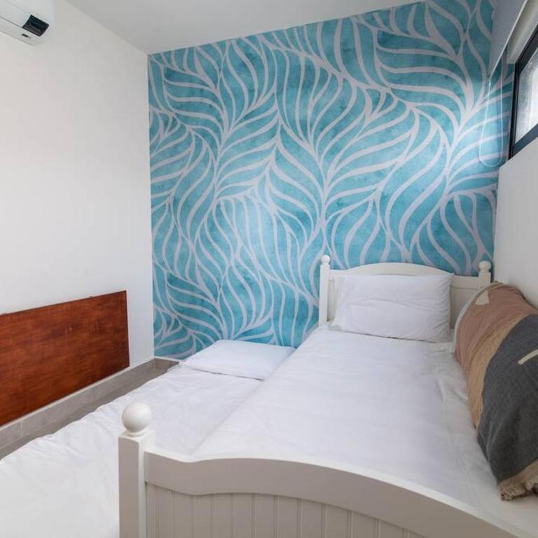 Beautiful 4BR, Up to 8 Guests, Private Pool, 10 min to Beach - Four-Bedroom House - 10