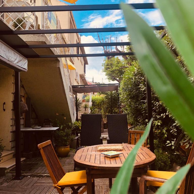 Votre séjour à Sanary DANS BAS DE VILLA avec 1 terrasse végétalisée et abritée exposition Est Sud Ouest à 400m du Centre ville en zone piétonne où tout peut se faire à pied - Apartamento de 1 dormitorio - 6