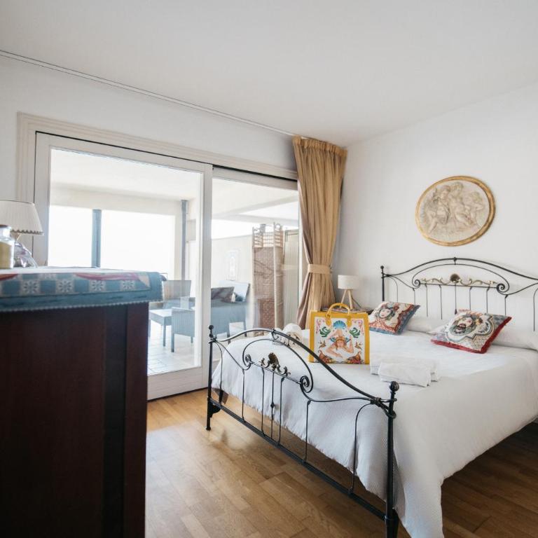 Taormina Casa Althea & Elite Apartments - Taormina Holidays - Three-Bedroom Apartment with Terrace (6 Adults) - 13