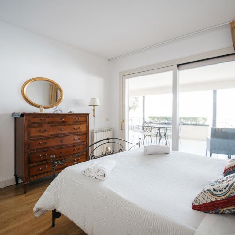 Taormina Casa Althea & Elite Apartments - Taormina Holidays - Three-Bedroom Apartment with Terrace (6 Adults) - 16