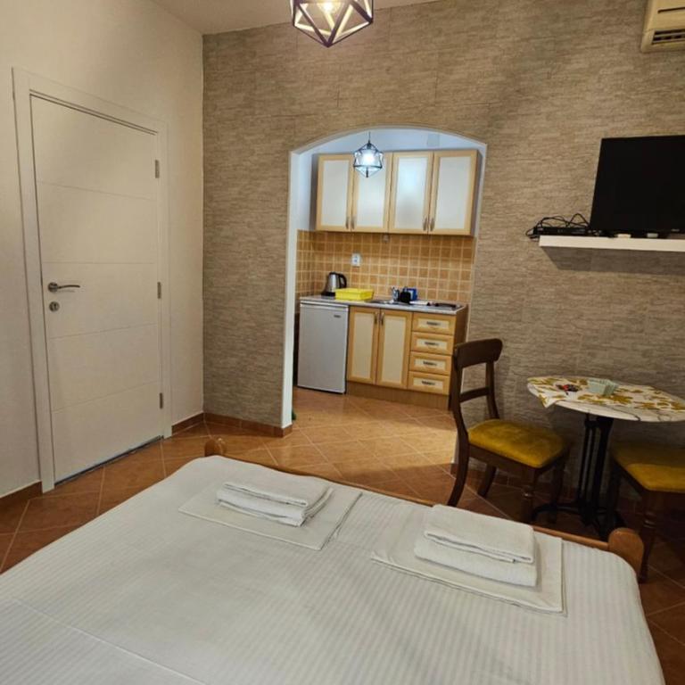 LAV Apartments - Studio with Garden View - 7