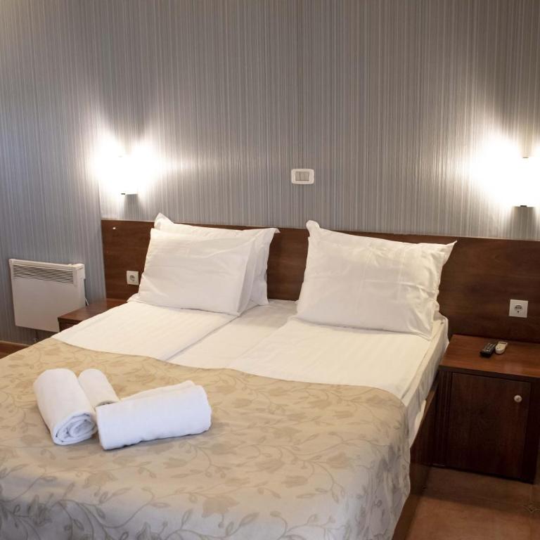 Mali Hotel Porat - Deluks Dvokrevetna Soba sa Bračnim Krevetom, Izlazom na Terasu i Pogledom na More (21) - 11