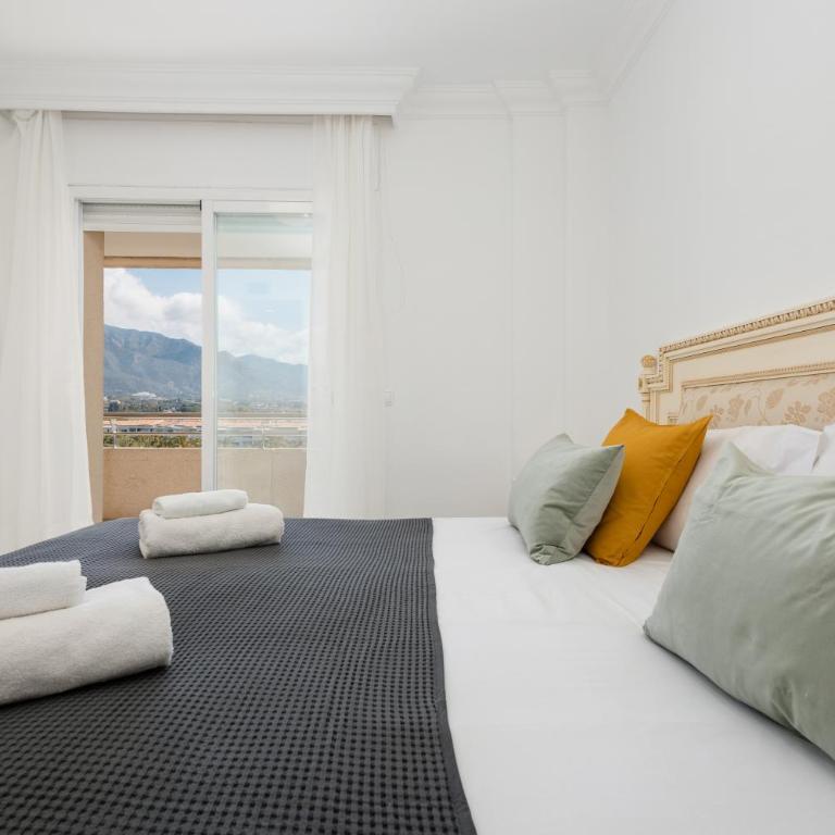 Apartment in the heart of Puerto Banús, with private parking space and communal pool, paddle tennis court and gym - Two-Bedroom Apartment - 11