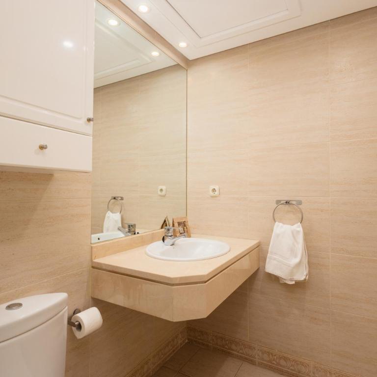 Apartment in the heart of Puerto Banús, with private parking space and communal pool, paddle tennis court and gym - Two-Bedroom Apartment - 16
