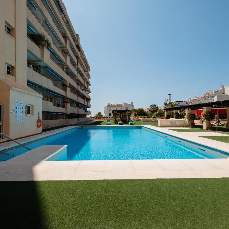 Apartment in the heart of Puerto Banús, with private parking space and communal pool, paddle tennis court and gym - Two-Bedroom Apartment - 21