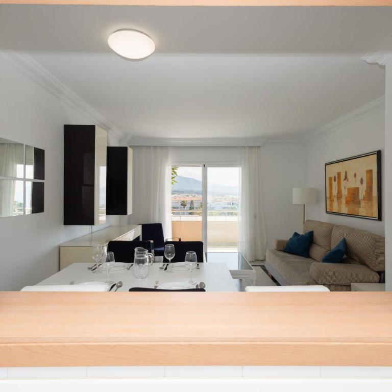 Apartment in the heart of Puerto Banús, with private parking space and communal pool, paddle tennis court and gym - Two-Bedroom Apartment - 10