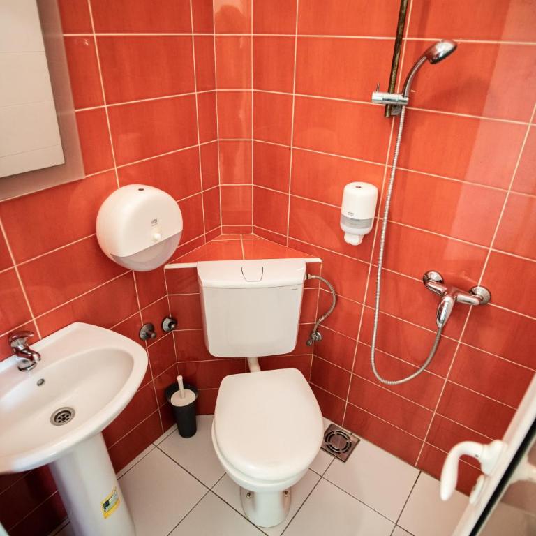 All in Hostel - Dvokrevetna Soba sa Zasebnim Krevetima i Kupatilom - 3