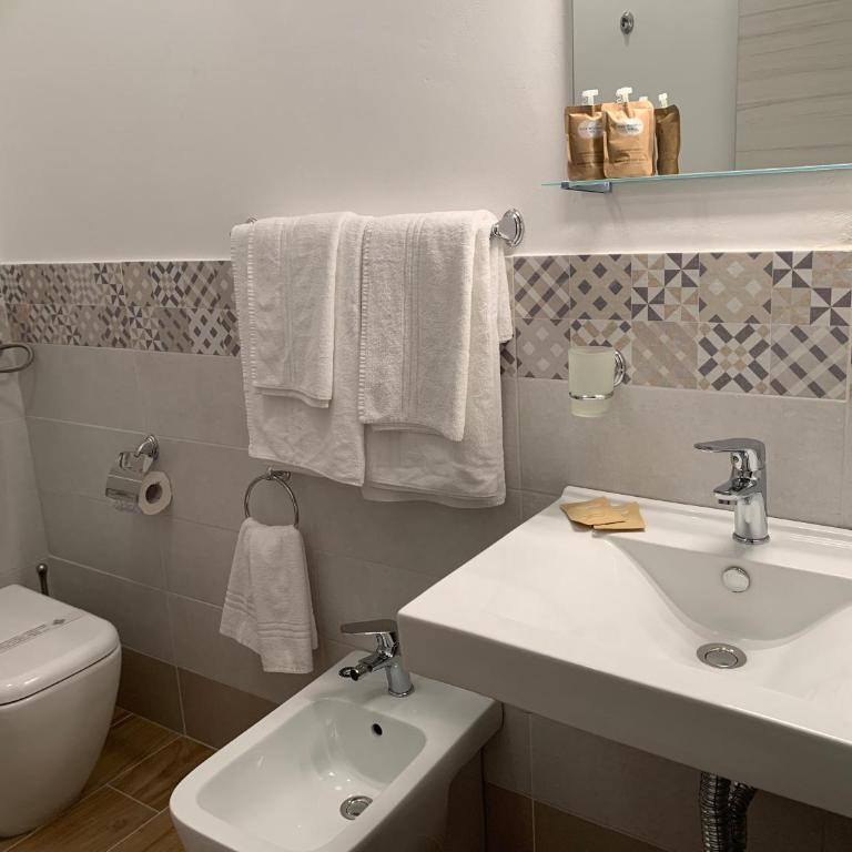 LA VECCHIA PALERMO - Deluxe Double Room with Balcony - 15