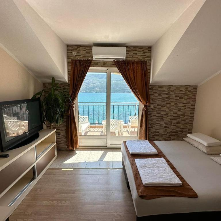 Apartments Sun House - Standard One Bedroom with Balcony and Sea View - 2