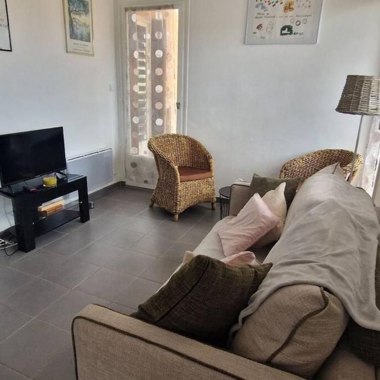 T2-au calme-terrasse-place de parking attitrée - One-Bedroom Apartment - 2