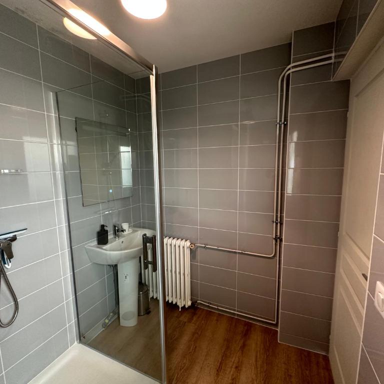 4 Ch - 10 pers - Grande Maison - Parking - Jardin - BBQ - Maison 4 Chambres - 42