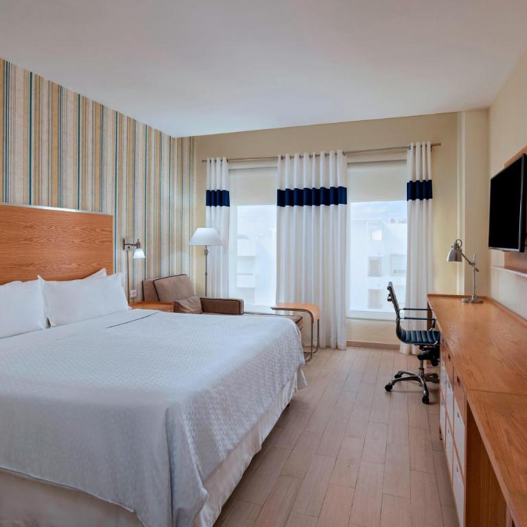Four Points by Sheraton Cancun Centro - Traditional, Guest room, King, City view - 1