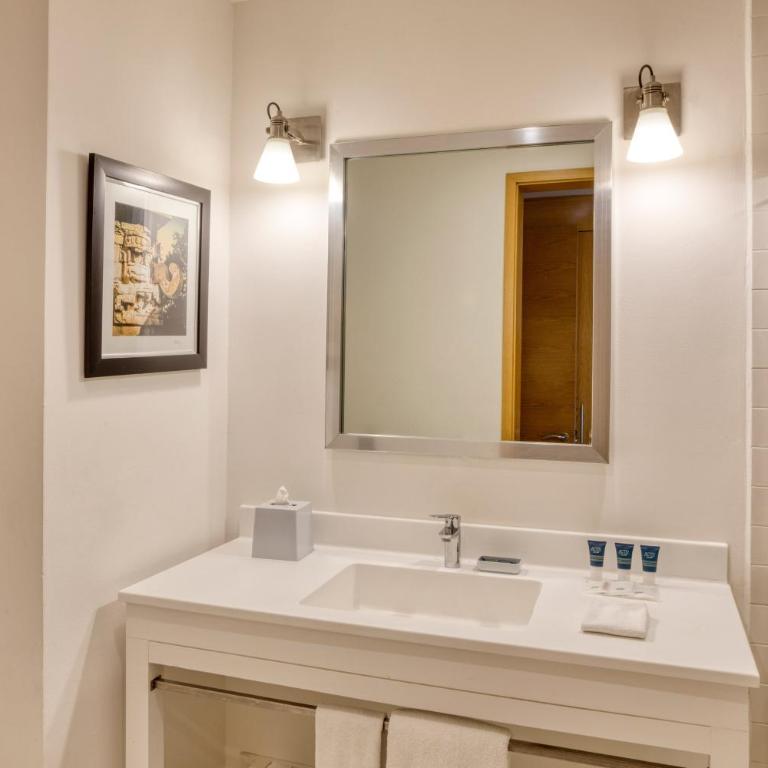 Four Points by Sheraton Cancun Centro - Traditional, Guest room, King, City view - 3