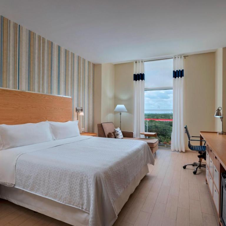 Four Points by Sheraton Cancun Centro - Deluxe, Guest room, 1 King, City view - 2
