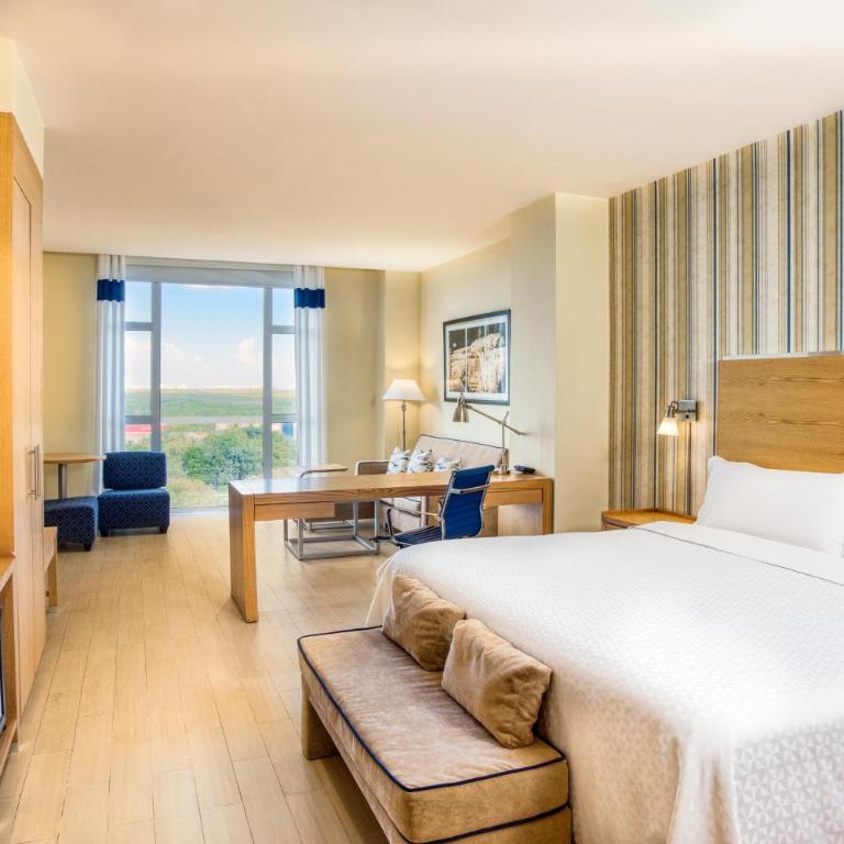 Four Points by Sheraton Cancun Centro - Junior, 1 Bedroom Junior Suite, 1 King, City view - 1