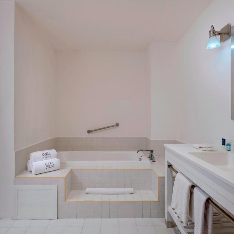 Four Points by Sheraton Cancun Centro - Junior, 1 Bedroom Junior Suite, 1 King, City view - 4