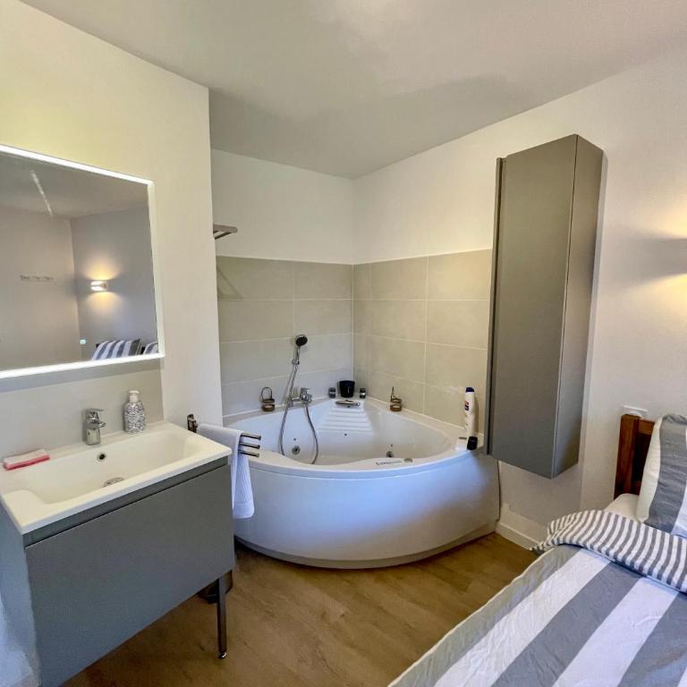 BADINE BEACH Balnéo, Clim & Piscine - Appartement 2 Chambres - 11