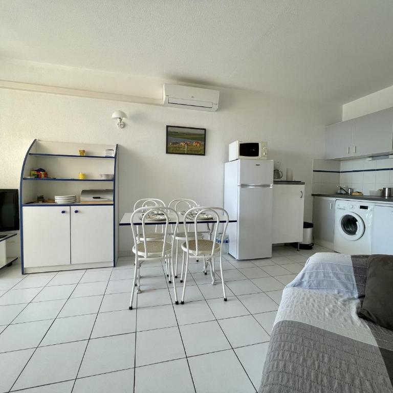Appartement pour 4 en bord de mer à Sète avec parking privatif - FR-1-338-508 - Apartment - 8