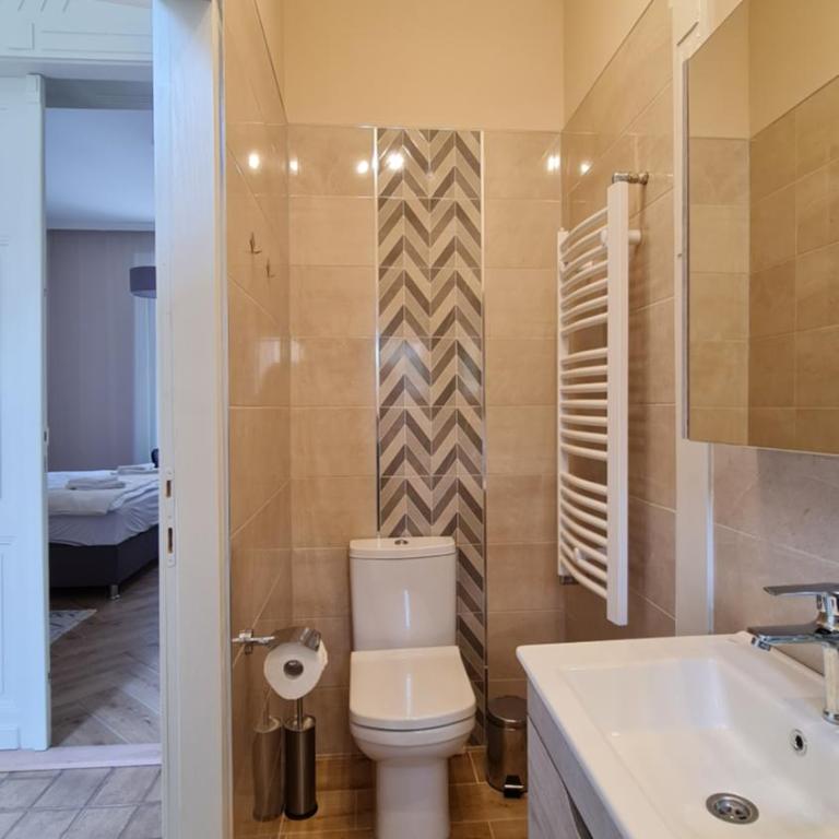 Urban Haven - Deluxe King Room - 4