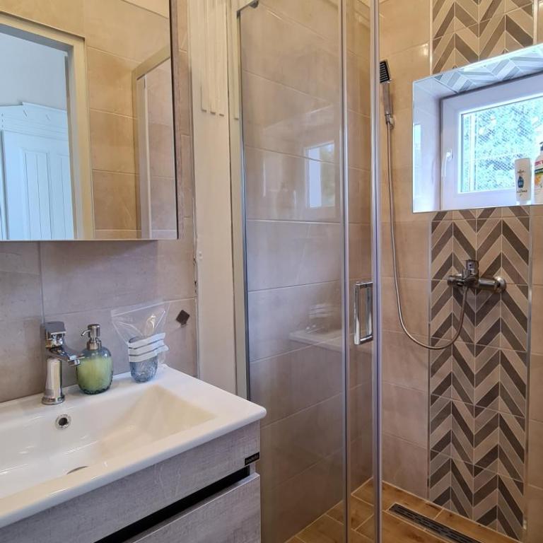 Urban Haven - Deluxe King Room - 3