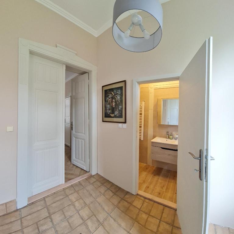 Urban Haven - Deluxe King Room - 5