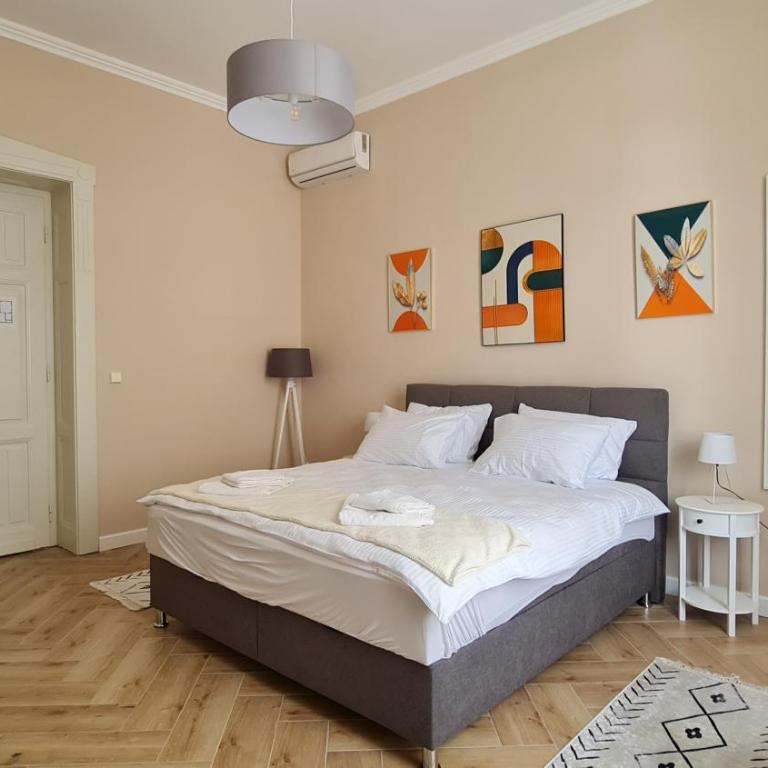 Urban Haven - Deluxe King Room - 1