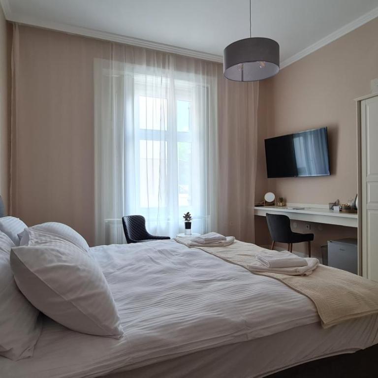 Urban Haven - Deluxe King Room - 6