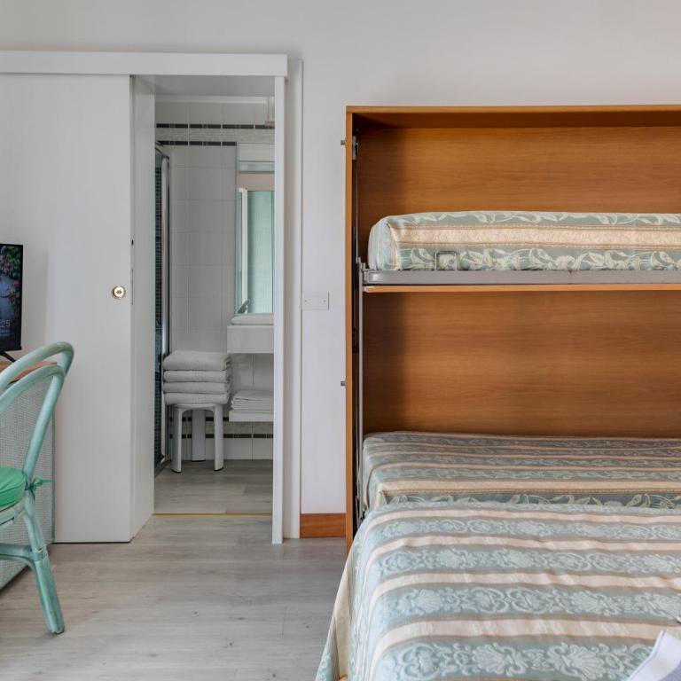 Hotel Cigno D'Oro - Quadruple Room with Sea View - 9