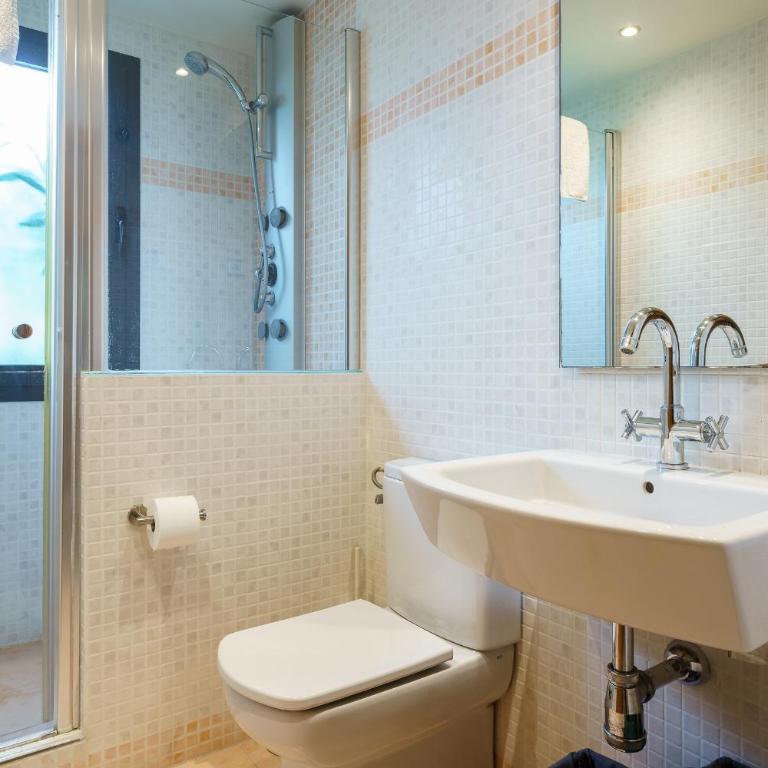 Luxury Apartment with Private Garden & Solarium, Sunset Golf, Marbella, Estepona - Three-Bedroom Apartment - 25