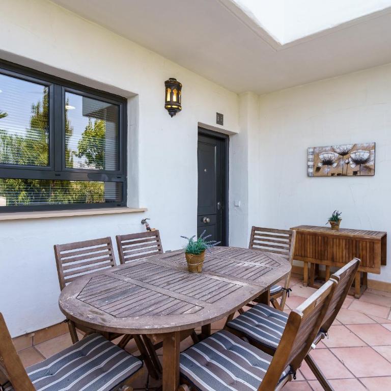 Luxury Apartment with Private Garden & Solarium, Sunset Golf, Marbella, Estepona - Three-Bedroom Apartment - 38