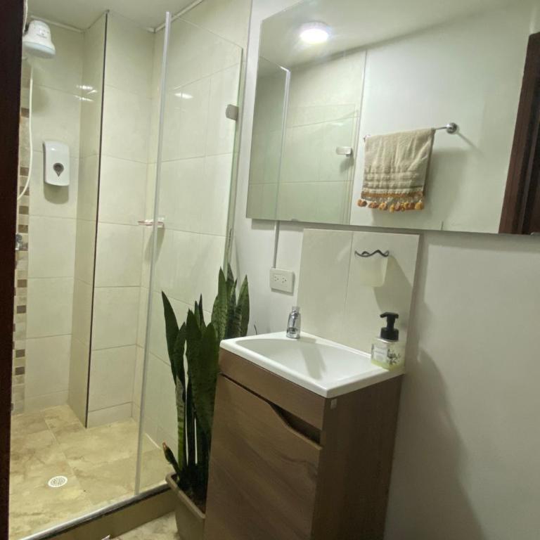 Apartaestudio lindo cómodo, cercano a todo, con portería y parqueadero cubierto gratis!! - Apartamento de 1 dormitorio - 13