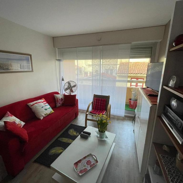 Charmant appartement à 50m de la plage avec terrasse, parking privé et balcon aménagé - FR-1-413-216 - Appartement - 2