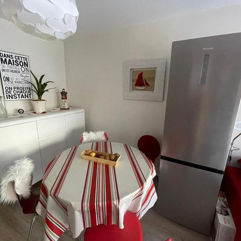 Charmant appartement à 50m de la plage avec terrasse, parking privé et balcon aménagé - FR-1-413-216 - Appartement - 3