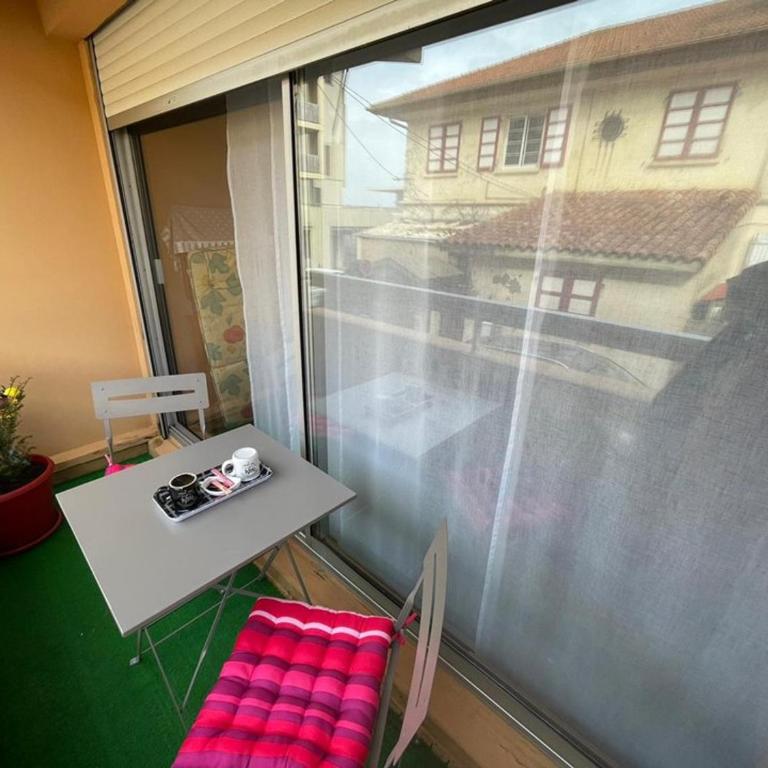 Charmant appartement à 50m de la plage avec terrasse, parking privé et balcon aménagé - FR-1-413-216 - Appartement - 8
