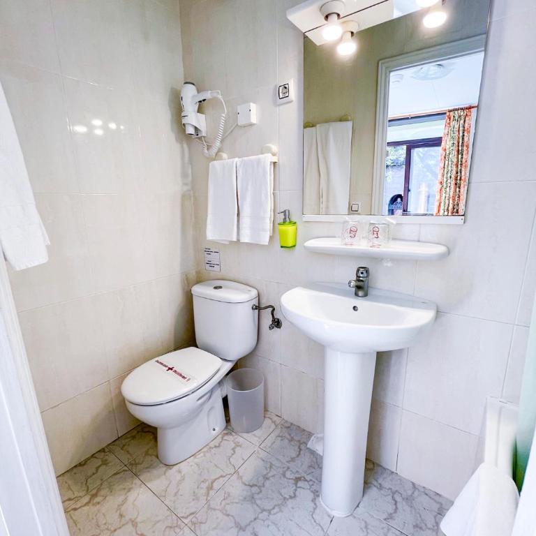 Hostal Ramos - Habitación Doble con balcón - 7