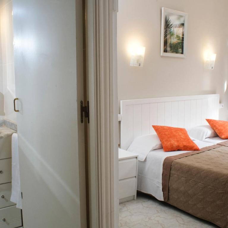 Hostal Ramos - Habitación Doble con balcón - 8