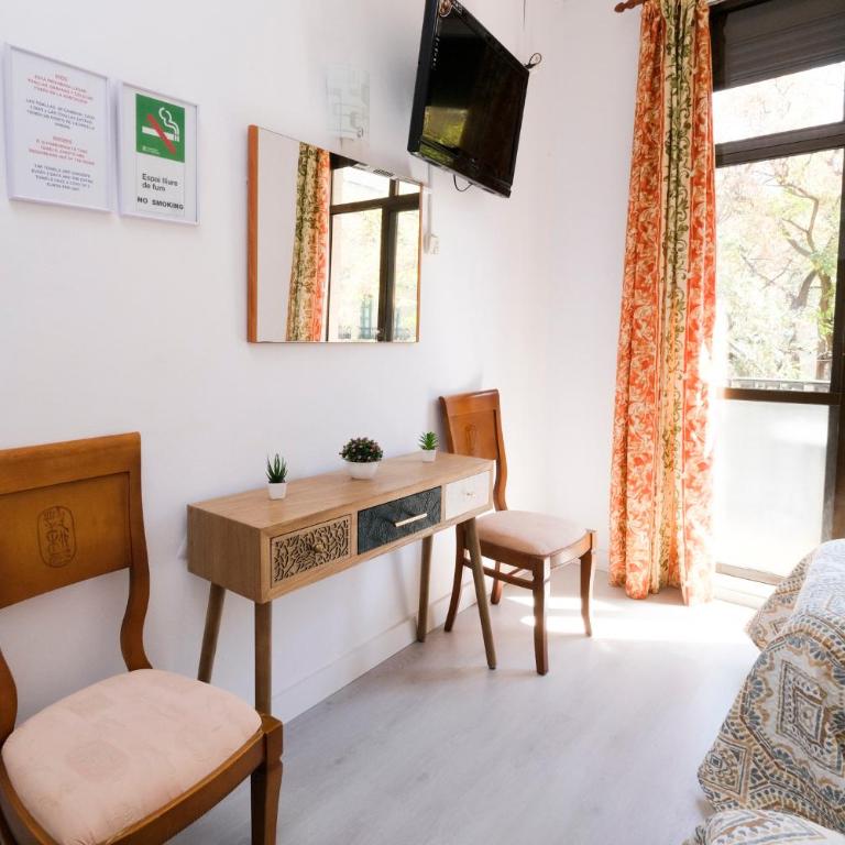 Hostal Ramos - Habitación Doble con balcón - 2 camas - 17
