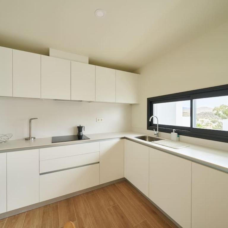 Casa Surya, piscina, wifi y parking con punto de carga EV - Casa de 3 dormitorios - 70