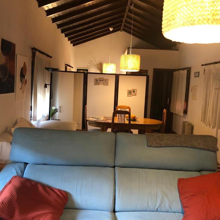 Apartamento estudio de 50m2, todo exterior y con patio, ideal para parejas, familias con niños pequeños y para hospedajes de largas estancias, con techo abuhardillado y una de las mejores vistas de Toledo - Apartamento de 1 dormitorio - 1