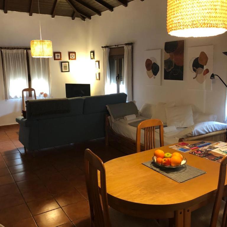 Apartamento estudio de 50m2, todo exterior y con patio, ideal para parejas, familias con niños pequeños y para hospedajes de largas estancias, con techo abuhardillado y una de las mejores vistas de Toledo - Apartamento de 1 dormitorio - 2